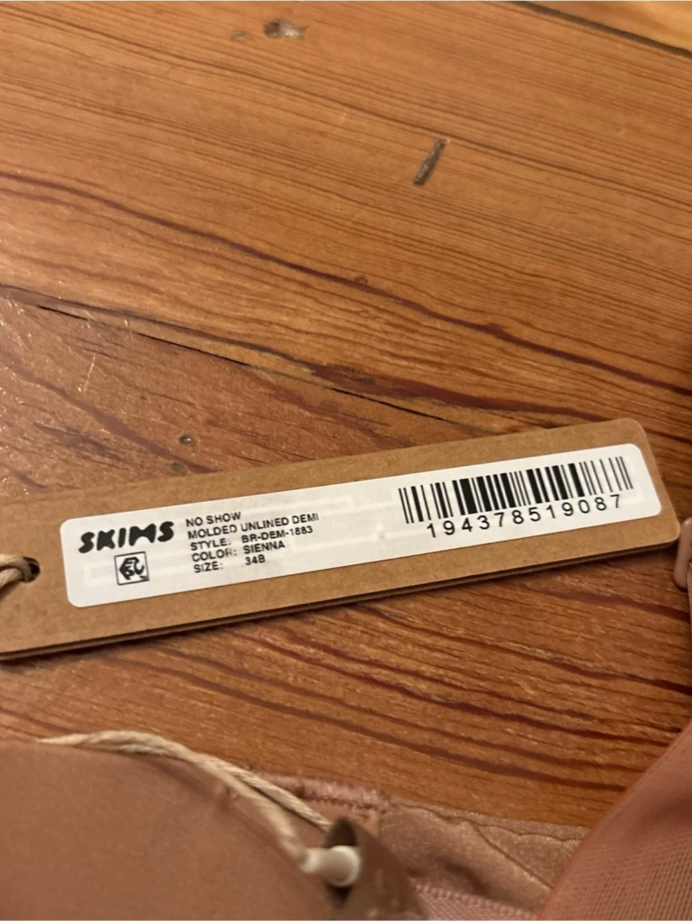 SKIMS• NO SHOW MOLDED UNLINED DEMI NWT SIENNA BRA SIZE 34B - Picture 3 of 5